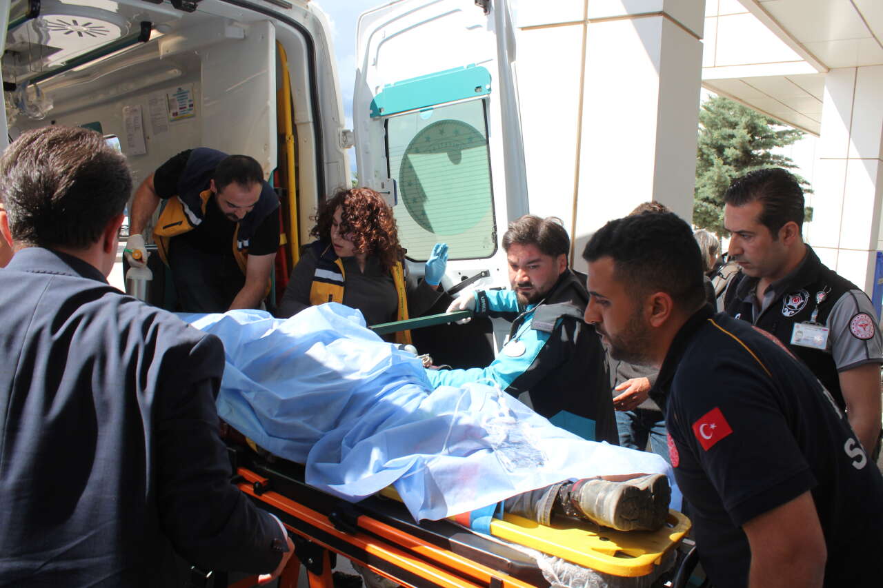 İnşaattan düşen işçinin sırtına demir saplandı! Durumu ağır 7
